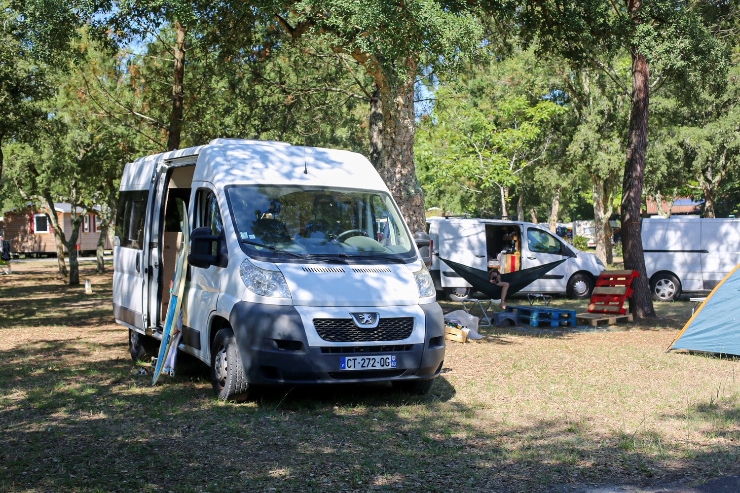 Furgoneta equipada aparcada en una parcela del camping Nature L'Airial