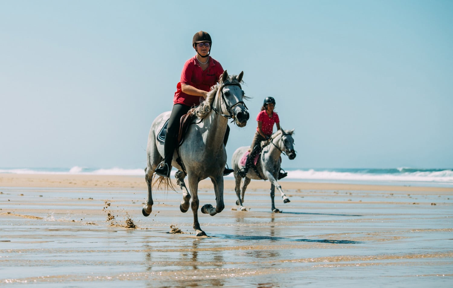 2 chevaux courent sur le sable, à la plage de Soustons