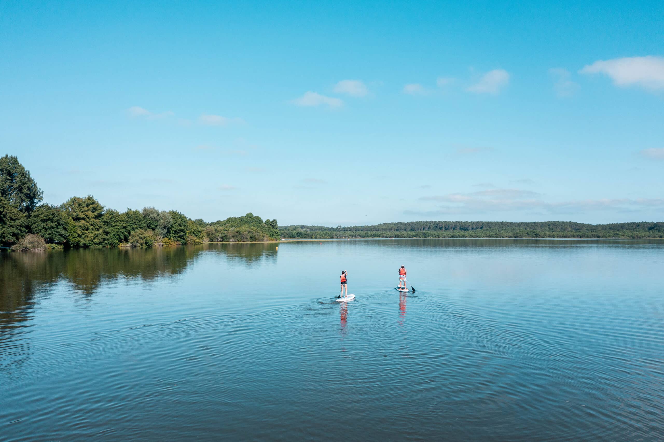 Paddle lac de Soustons dans le sud des Landes en face du Camping Nature l'Airial 4 étoiles