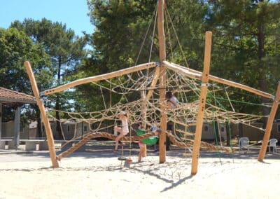 Une aire de jeu en plein air et une tyrolienne pour les enfants au Camping Nature l'Airial 4 étoiles à Soustons dans les Landes