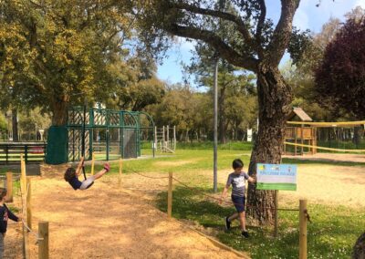 Une aire de jeu en plein air et une tyrolienne pour les enfants au Camping Nature l'Airial 4 étoiles à Soustons dans les Landes