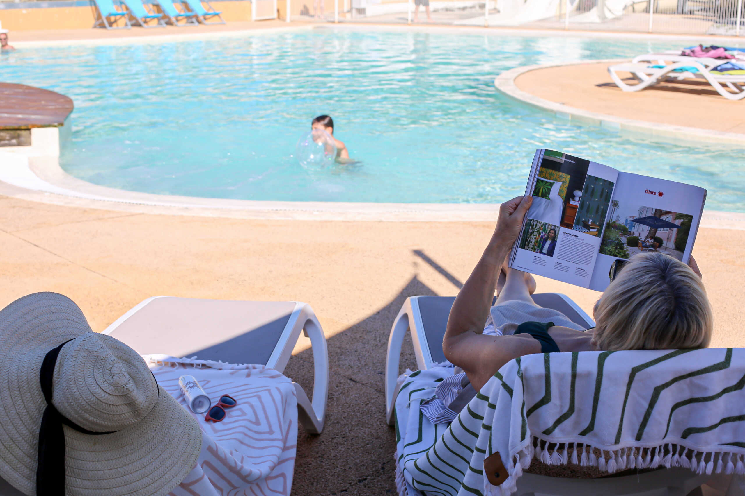 Détente dans un Transat au bord de la piscine Transat au bord de la piscine